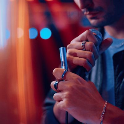 Persona sosteniendo un IQOS ILUMA i PRIME color Breeze Blue