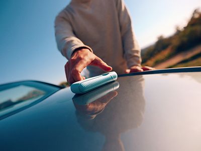 Persona sosteniendo un IQOS ILUMA i color Breeze Blue