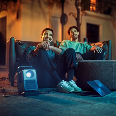 Mujer sosteniendo un IQOS mientras mira su celular