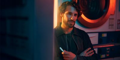 Dos personas sosteniendo un celular