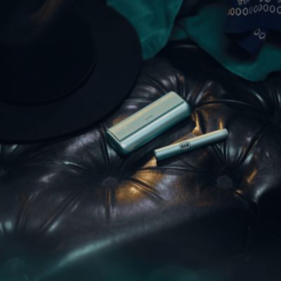 Hombre sosteniendo en sus manos un IQOS ILUMA i PRIME en color Breeze Blue