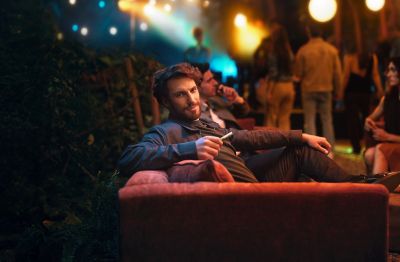 Mujer abriendo una caja de IQOS