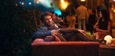 Joven abriendo su caja de regalo de IQOS