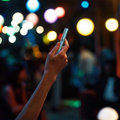 Persona entregando Kit de IQOS en caja