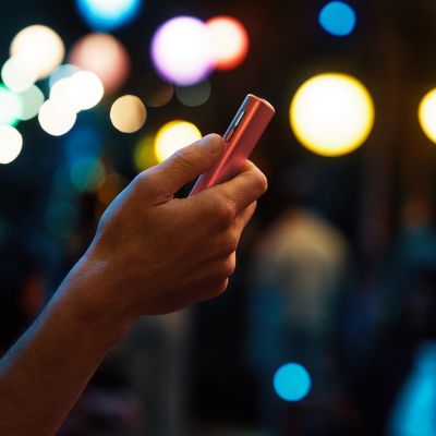 Computador y un dispositivo IQOS en una mesa