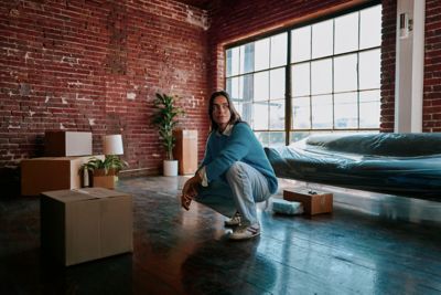 Un dispositivo IQOS sobre una mesa. 