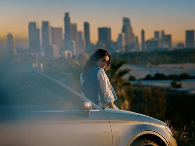 Persona sosteniendo un IQOS ILUMA i ONE color Breeze Blue en su mano