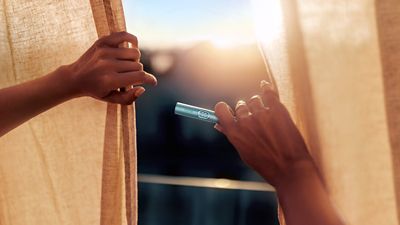 Man holding IQOS ILUMA 