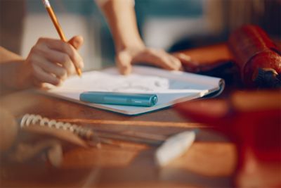 Una persona abre un Kit que contiene un IQOS ILUMA.