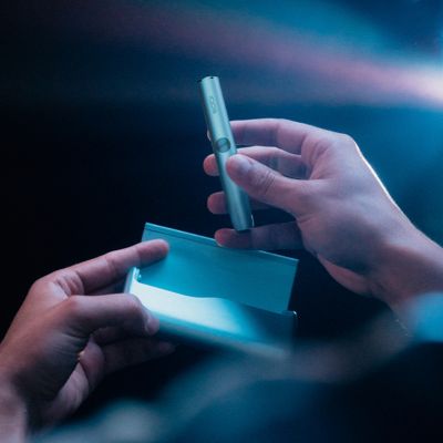 Documentos de viaje, celular y un IQOS ILUMA PRIME