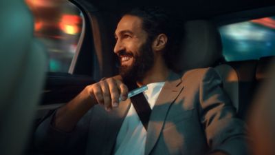 Una mujer abre una caja de IQOS.