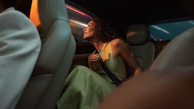 Una mujer abriendo un paquete de IQOS