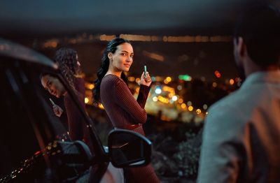 Mujer sosteniendo una caja de iqos