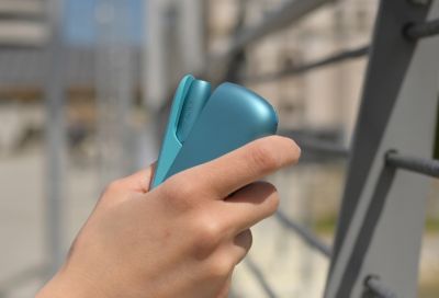 IQOS ORIGINALS Duo in der Frabe Tourquise wird gehalten