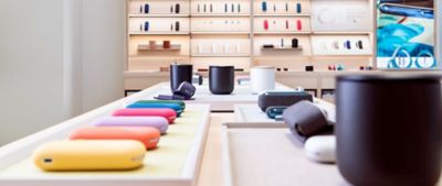 Ein Sortiment an IQOS Produkten ausgestellt in einem IQOS Shop