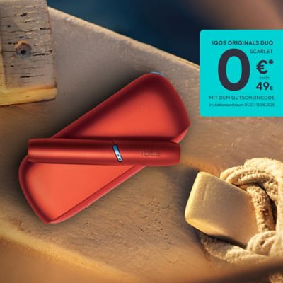 IQOS ORIGINALS DUO in der Farbe Scarlet liegt auf einem Tisch