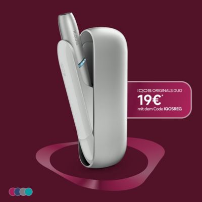 IQOS ORIGINALS DUO Silver steht aufrecht vor einem Ros/roteem Hintergrund.