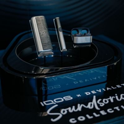 Set IQOS x DEVIALET zariadenia a slúchadiel v stojane.