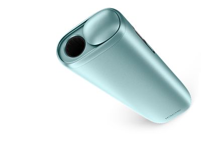 Mujer sosteniendo un IQOS ILUMA i ONE color Breeze Blue