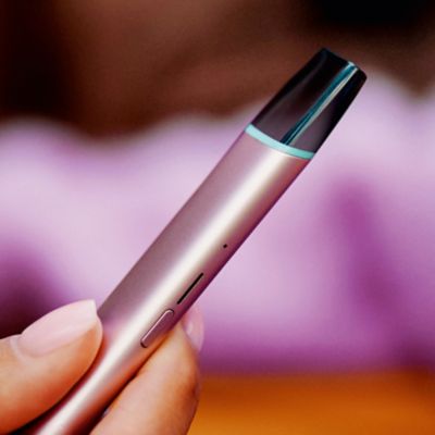 Beschilderung für einen Raucherbereich an einem Flughafen.