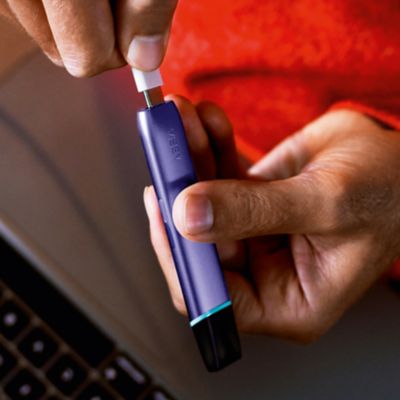 Ein Mann mit einem Rollkoffer am Flughafen.