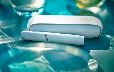 Appareil IQOS blanc posé sur une surface claire