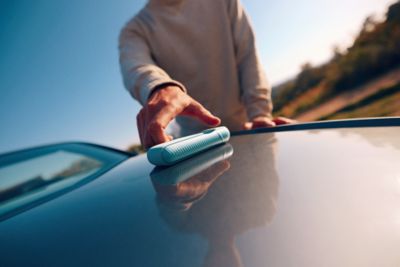 Una mujer sonriente en un ambiente de calle. 