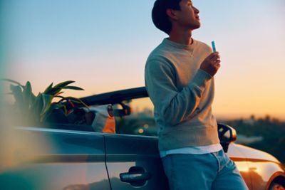 Una mujer abriendo un paquete de IQOS