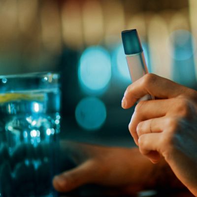 Beschilderung für "Rauchen-Verboten" an einer Glaswand.