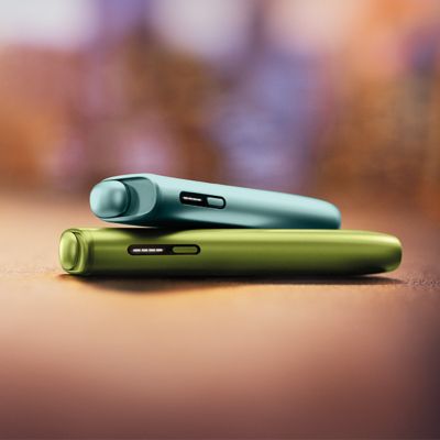 IQOS ILUMA I ONE naprava u barvi Breeze Blue na IQOS ILUMA I ONE napravi u barvi Leaf green. 