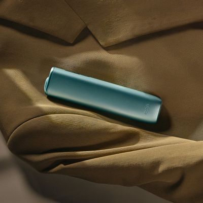 IQOS ILUMA i ONE naprava v barvi Breeze Blue.