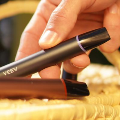 Ein Rauchverbotsschild auf einer Glasscheibe