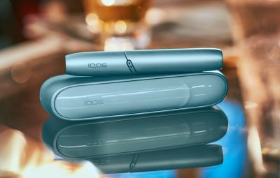 Appareil IQOS Turqoise posé sur une surface claire 