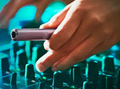 mujer sosteniendo una caja de IQOS