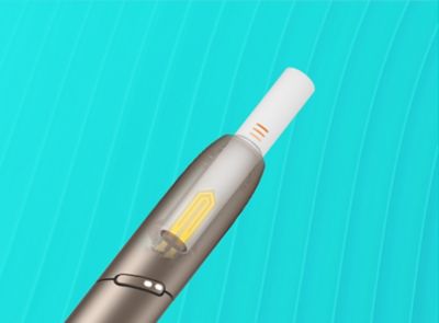 Heizblatt und Tabakstick sichtbar durch Mundstück eines IQOS DUO Holders