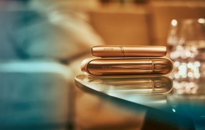 Woman holding her grey IQOS - IQOS charging slowly