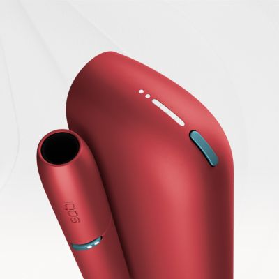 Ein IQOS ORIGINALS DUO Scarlet liegt seitlich