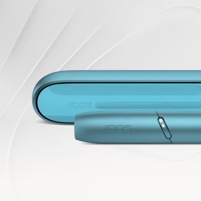 Ein IQOS ORIGINALS DUO Turquoise liegt seitlich