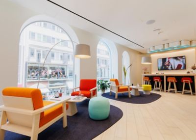 Innenbereich der IQOS-Boutique in Wien. 