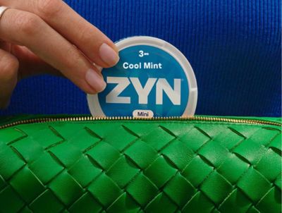 Una lata de ZYN sostenida por una mano femenina