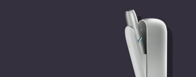 Ein IQOS ORIGINALS DUO Silver vor dunkelgrauem Hintergrund.