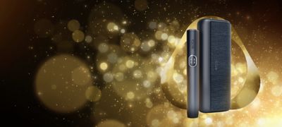 Два устройства из линейки IQOS ILUMA — устройства ILUMA и ILUMA PRIME с держателем и зарядным устройством