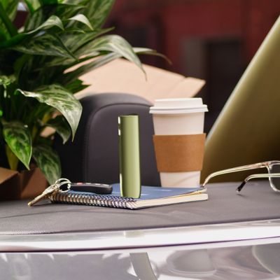 Persona sosteniendo un IQOS ILUMA i ONE color Breeze Blue con sus manos