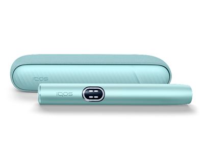 IQOS Iluma i turquesa con cargador pastel en composición frontal sobre fondo blanco
