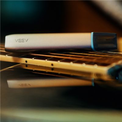 Ein goldenes VEEV Device auf einem Musikinstrument