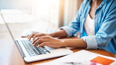 An IQOS user is getting help from AI virtual assistant