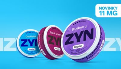 Tři krabičky ZYN na modrém pozadí