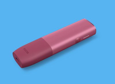 Zařízení IQOS ILUMA ONE na modrém pozadí.