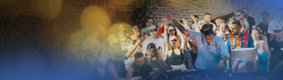 Motiv ZYN DAYS - DJ hrající před tančícími lidmi