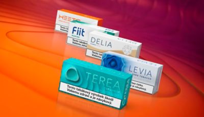 Kartony náplní TEREA, LEVIA, DELIA, Fiit a HEETS na barevném pozadí.